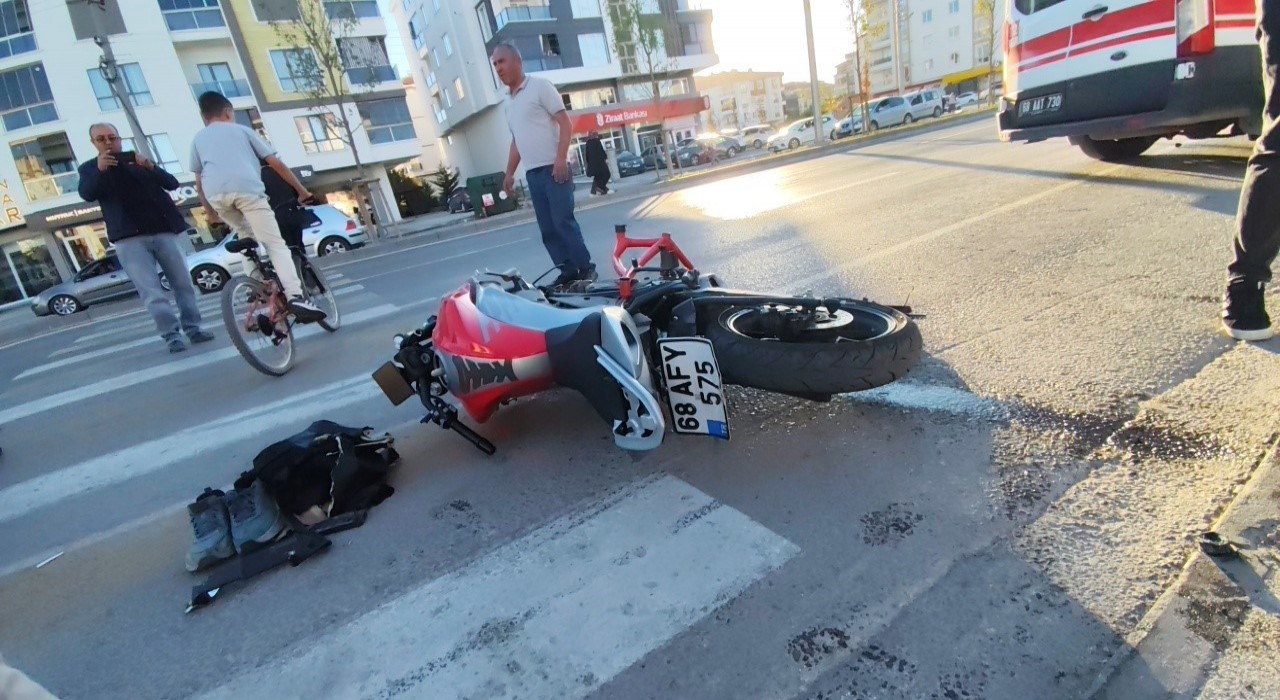 Servis minibüsü ile motosiklet çarpıştı: 1 ağır yaralı