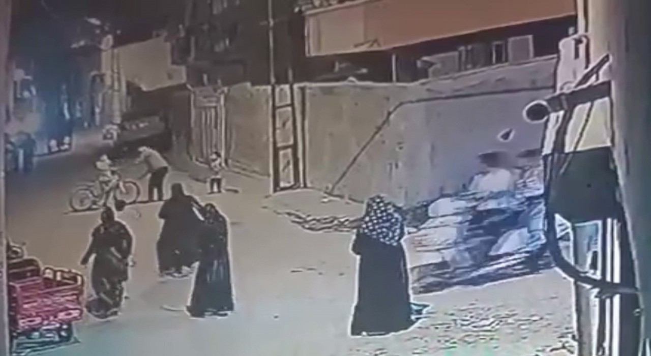 Sesinden rahatsız olduğu çocukları sopayla dövdü