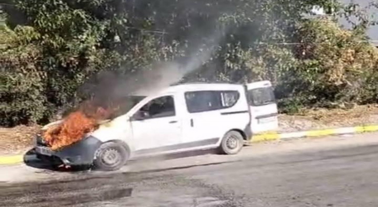 Seyir halindeki kamyonet alev alev yandı