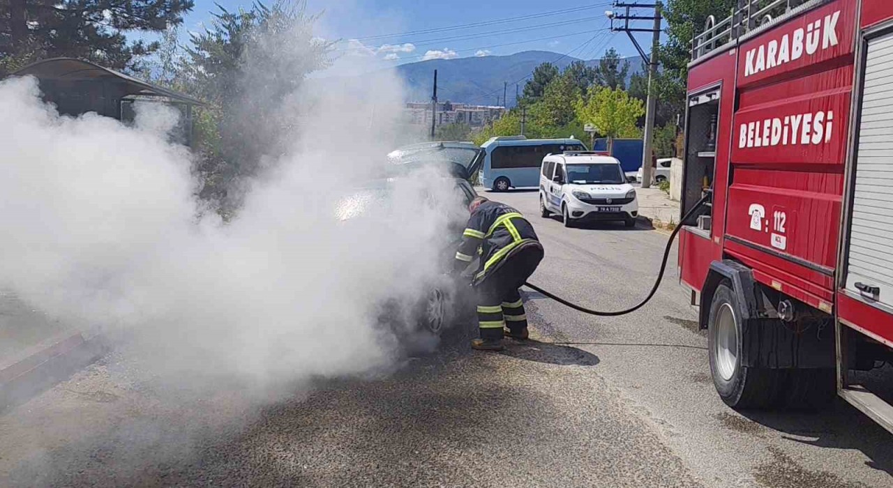 Seyir halindeki otomobil alev aldı
