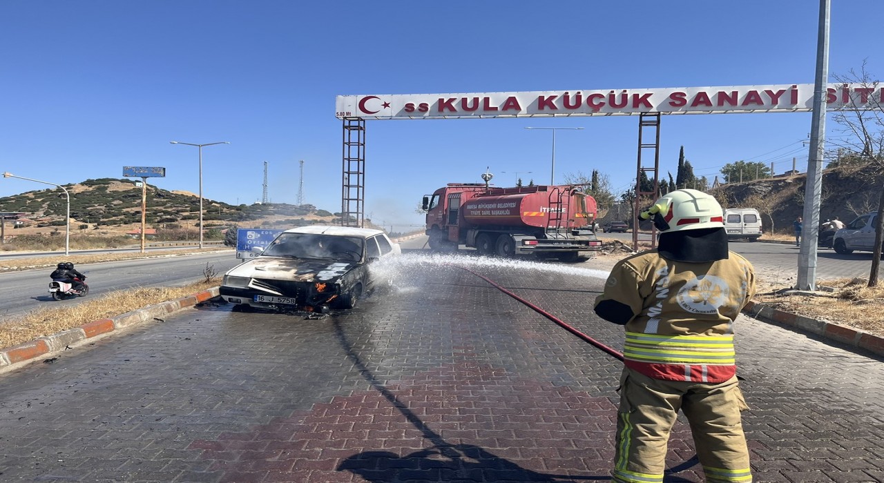 Seyir halindeki otomobil alev aldı
