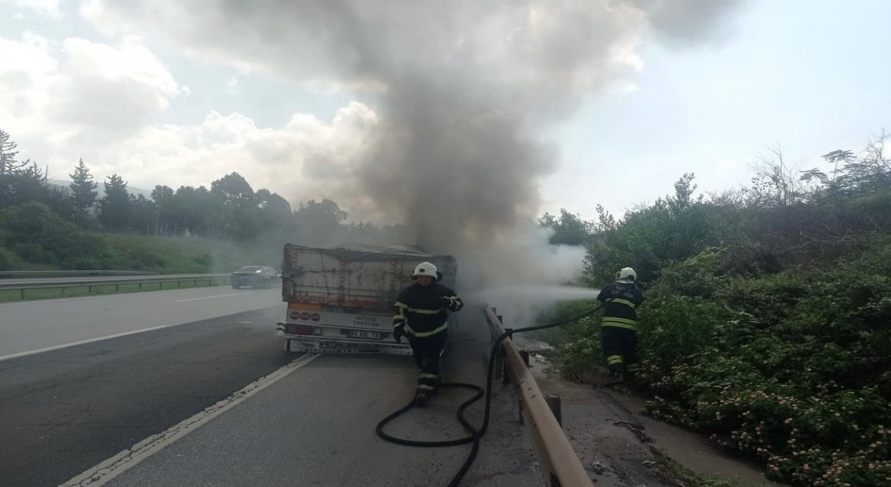 Seyir halindeki tırın dorsesinden alevler yükseldi