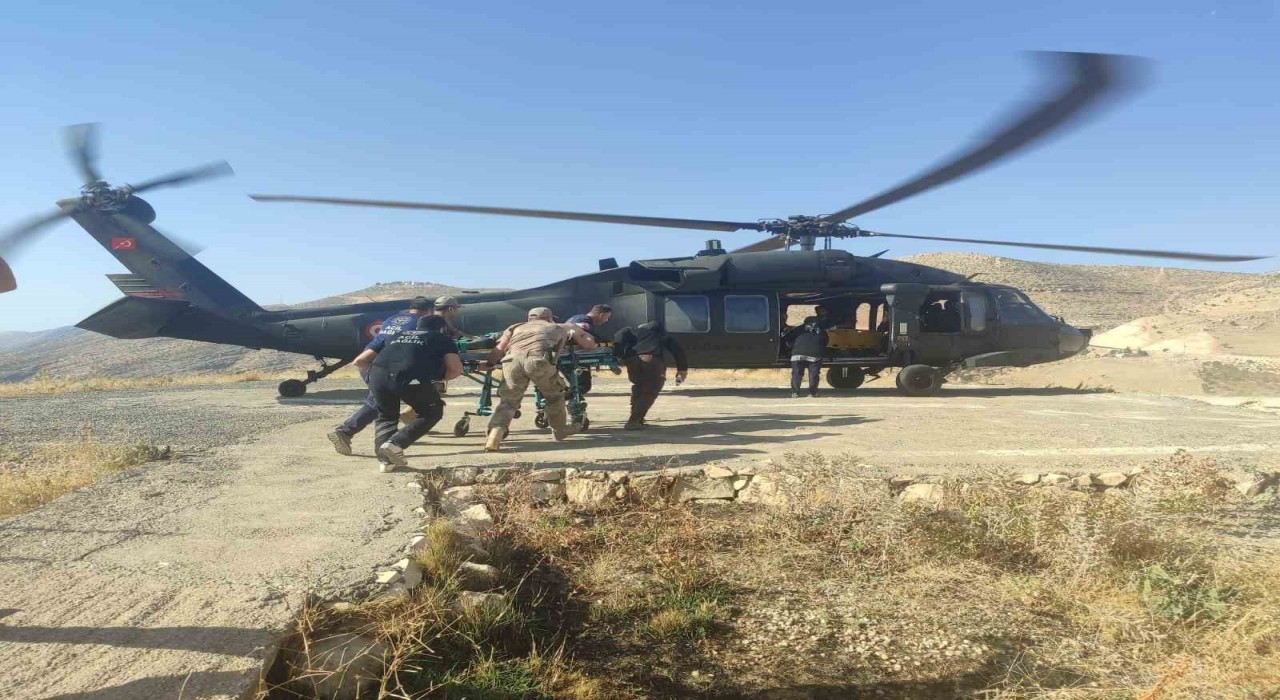 Siirtte jandarma helikopteri, iş kazası geçiren vatandaşı hastaneye taşıdı