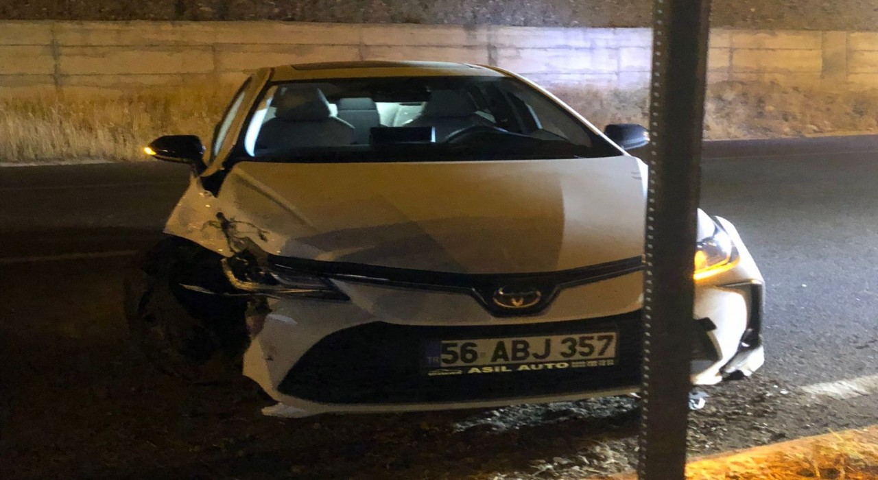 Siirtte kontrolden çıkan araç elektrik direğine çarptı