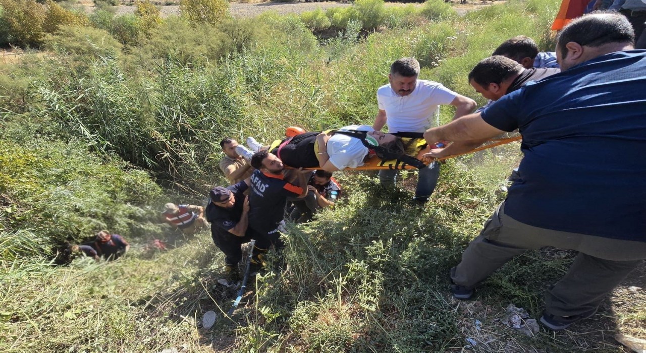 Siirtte öğretmenleri taşıyan otomobil dereye uçtu: 2 yaralı