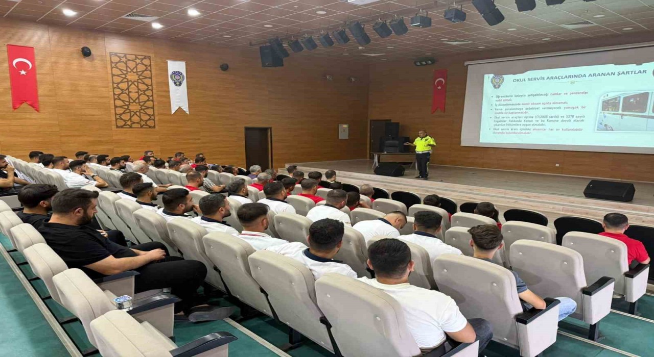 Siirtte okul servis şoförlerine trafik güvenliği eğitimi verildi