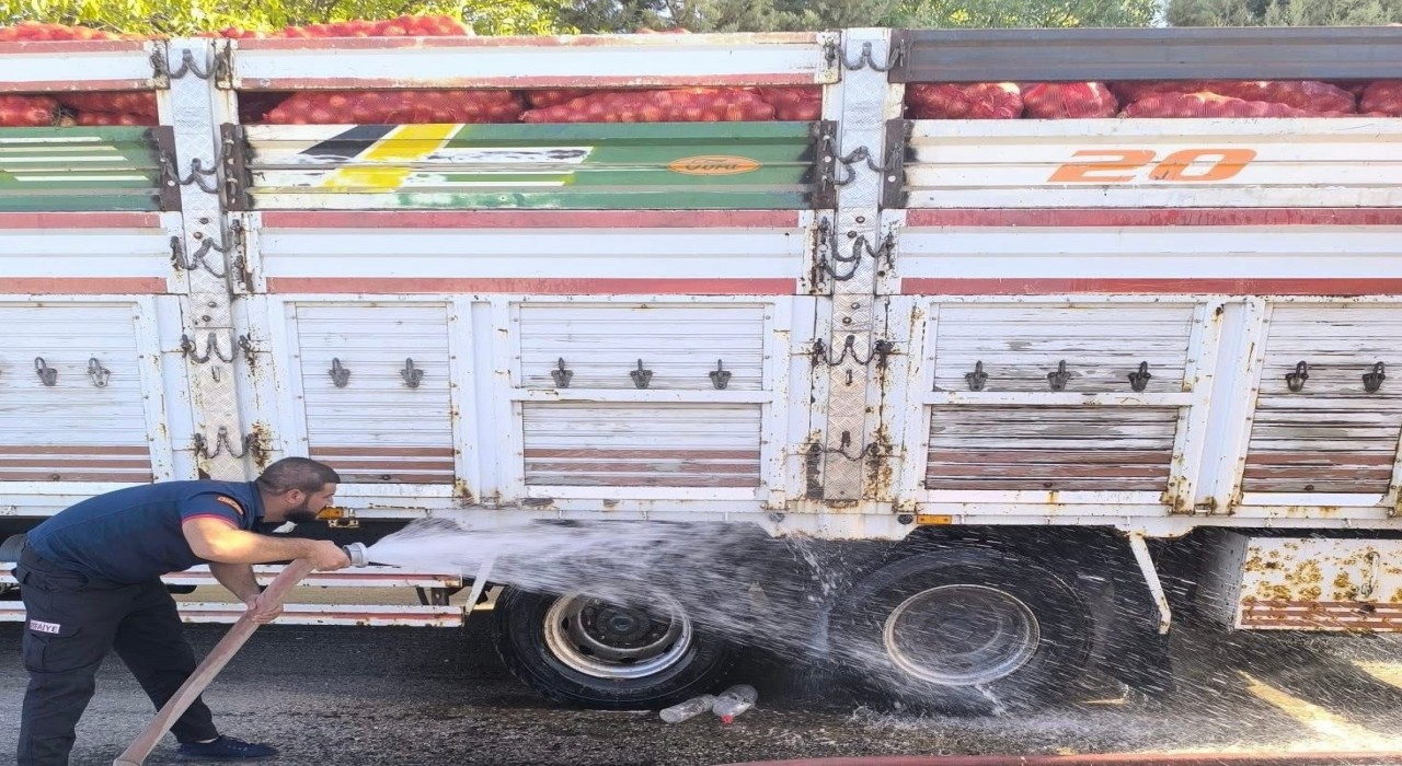 Siirtte seyir halindeki kamyonet alev aldı