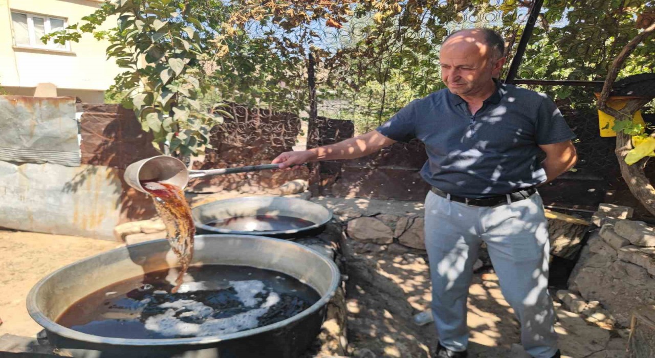 Siirtte sinceri üzümünden pekmez yapımına başlandı