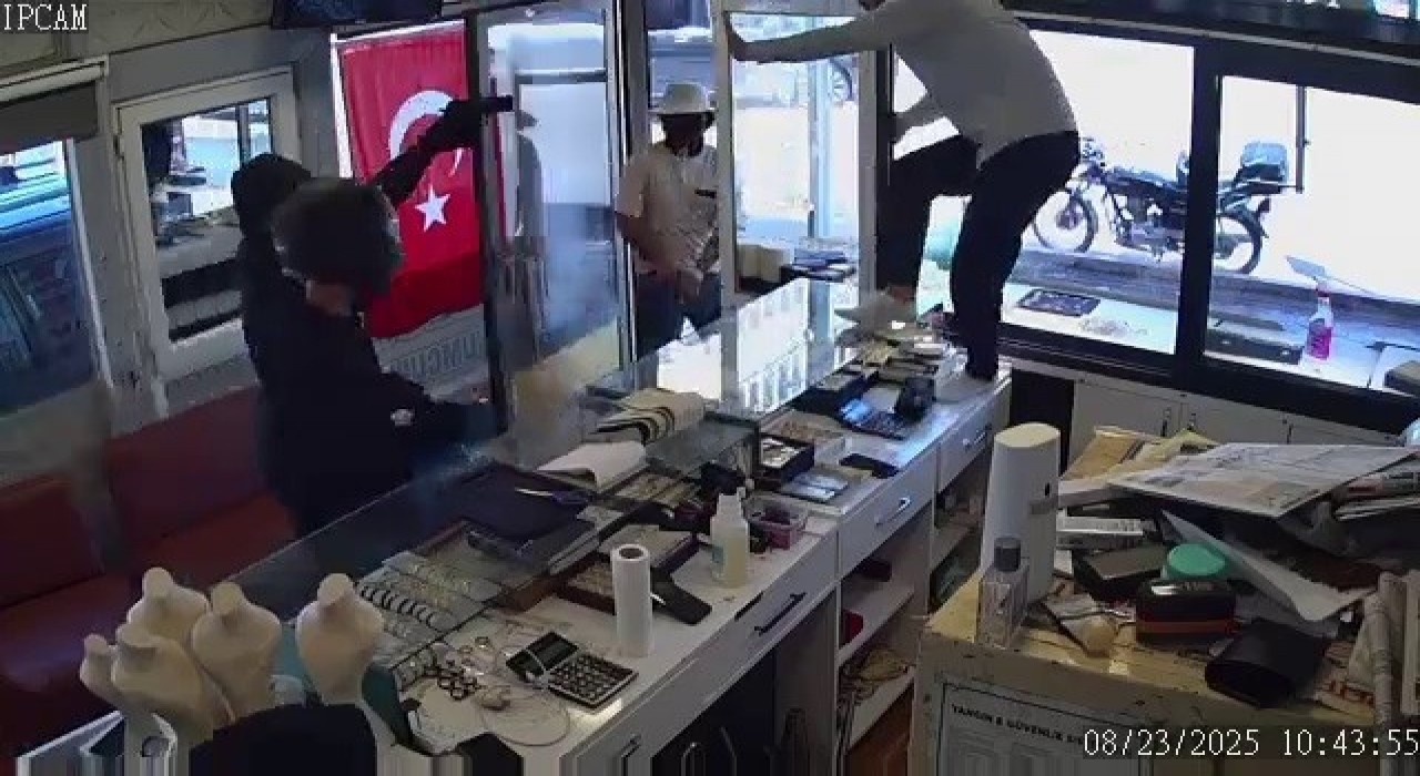 Silahla kuyumcu soymaya gelen 3 acemi hırsızın ellerinin boş döndükleri anlar kamerada