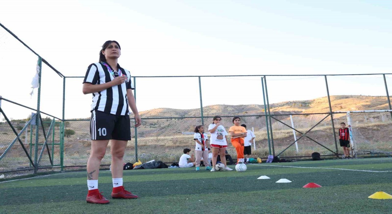 Sinan Kaloğlunun kuzeni Yağmur Bor, halı sahaların gözdesi oldu