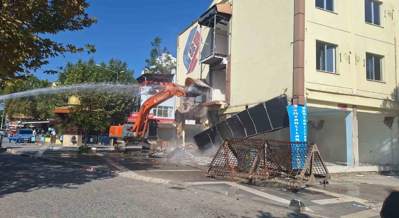 Sındırgıda depremde hasar alan otel yıkıldı