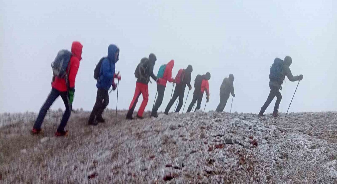 Sis ve fırtınaya rağmen Ağrı Dağında zirveye ulaştılar