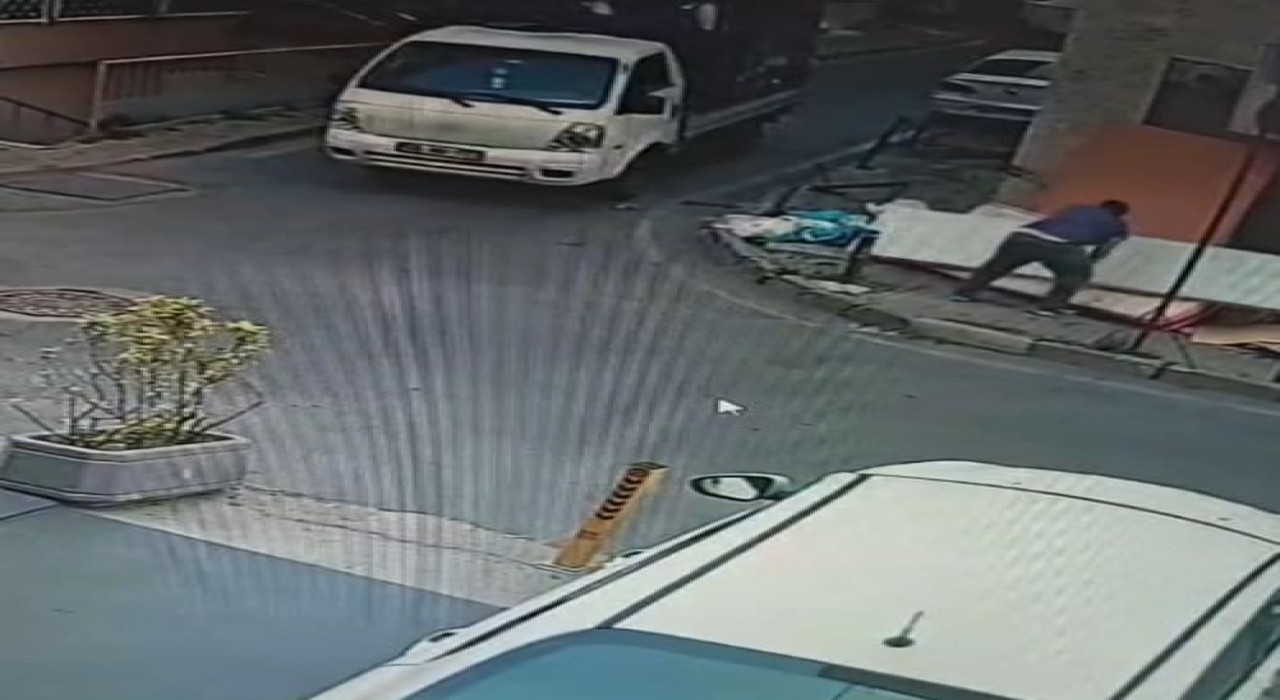 Şişlide kamyonetten indirdiği atık eşyaları sokağa böyle bıraktılar