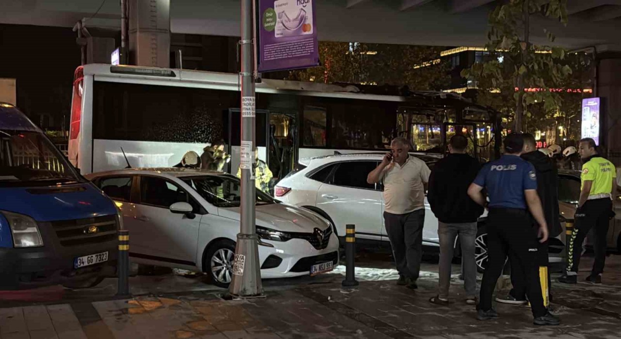 Şişlide turistleri taşıyan tur otobüsü alev alev yandı
