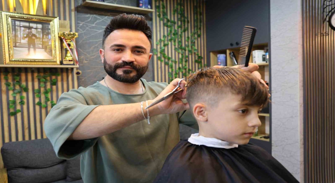 Sivaslı kuaförün yaptığı takdir topladı, 400 öğrenciyi ücretsiz tıraş etti
