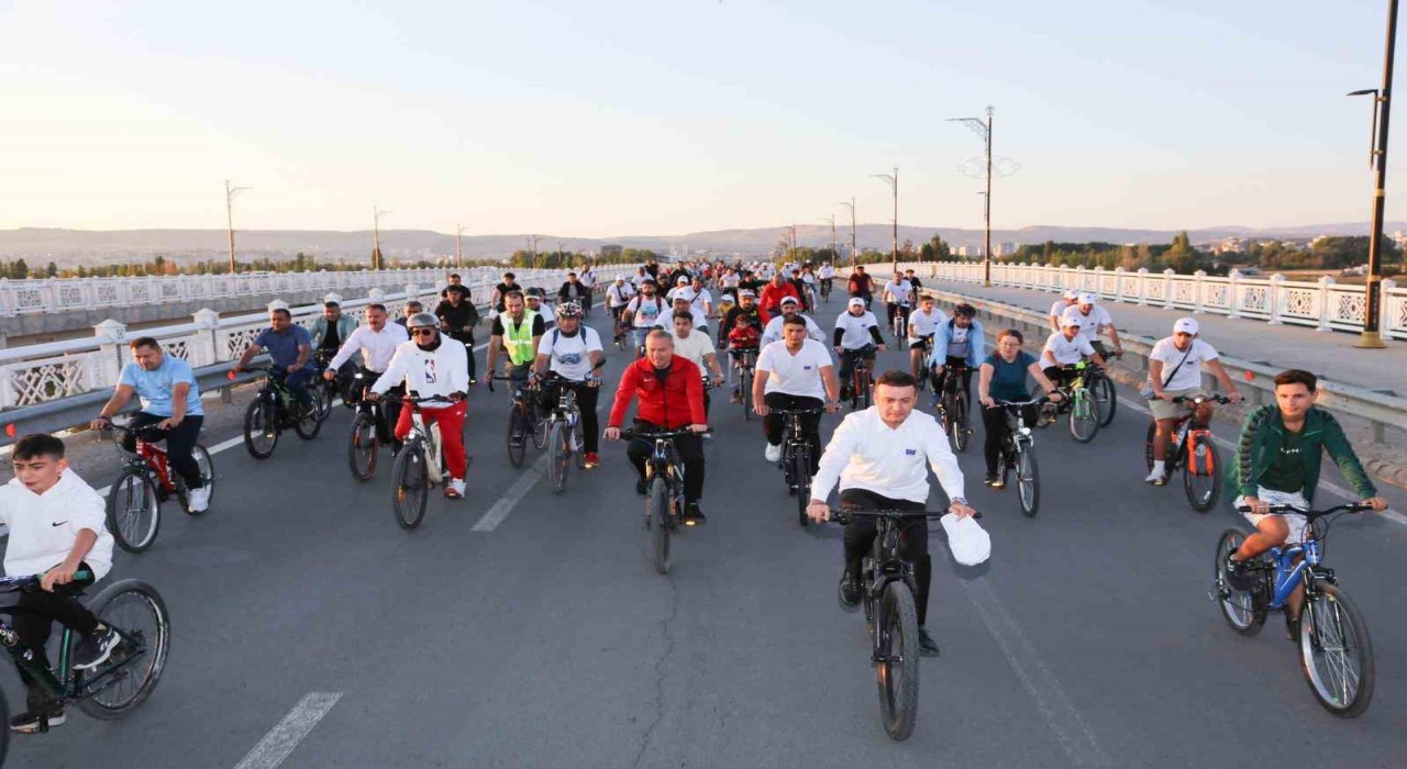 Sivaslılar bisiklet turunda buluştu, hareketlilik haftasına dikkat çekti