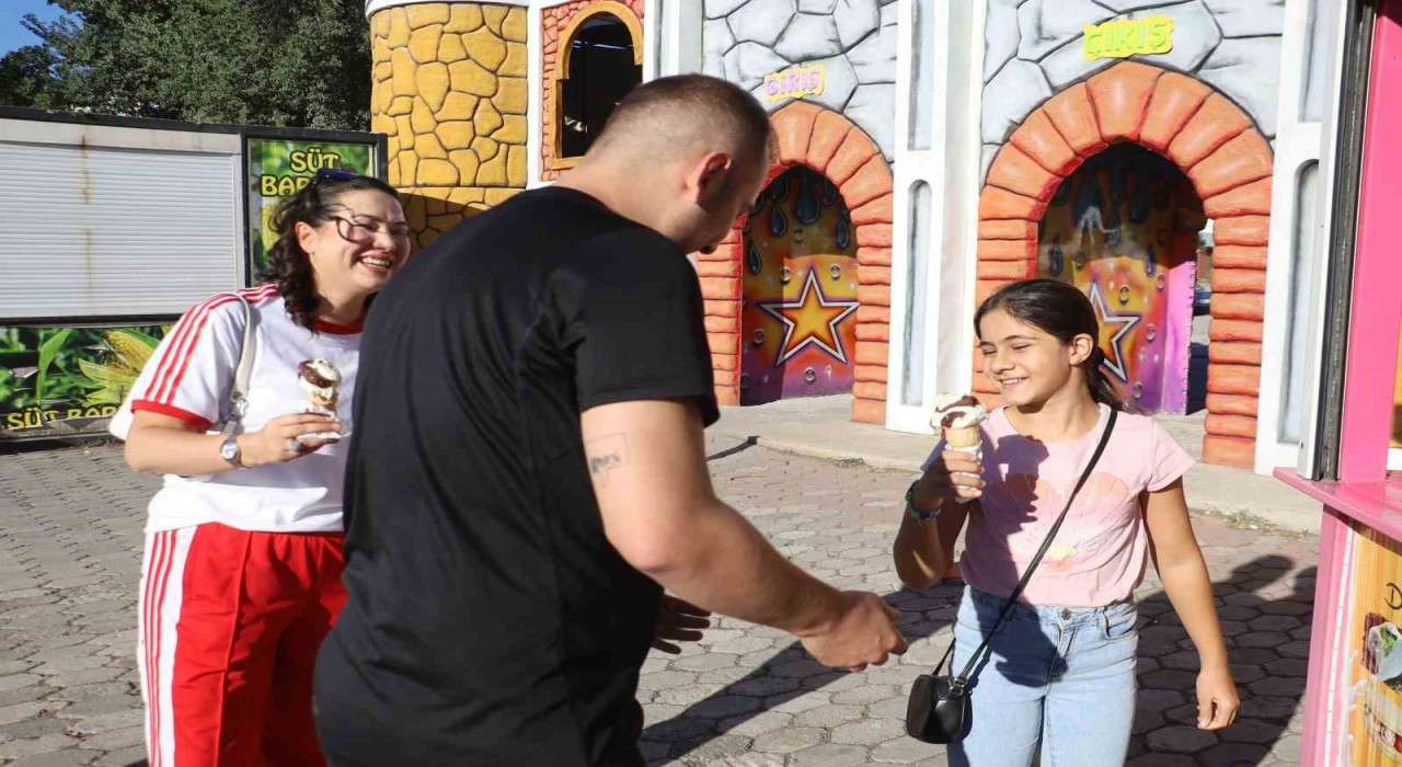 Sivasta çocuk sahibi olmayan çift, evlilik yıl dönümlerini lunaparkta onlarca çocuğu eğlendirerek kutladı