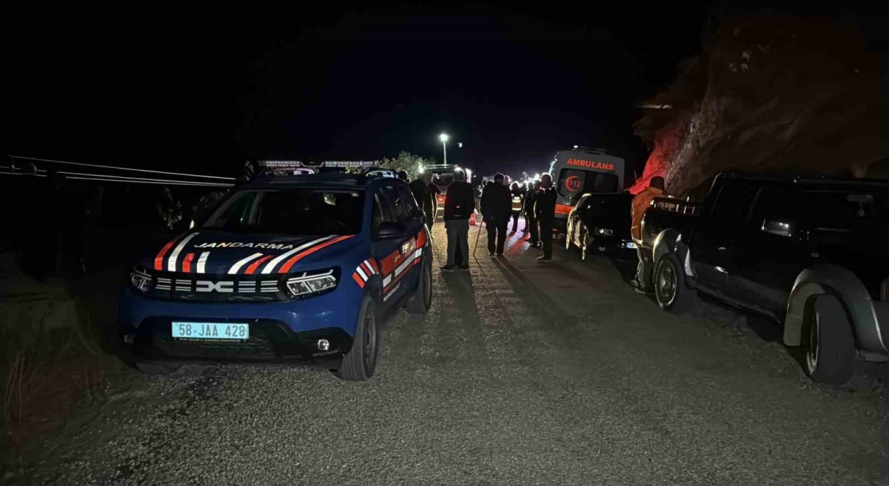 Sivasta feci kaza: Otomobil uçuruma yuvarlandı, 4 kişi hayatını kaybetti