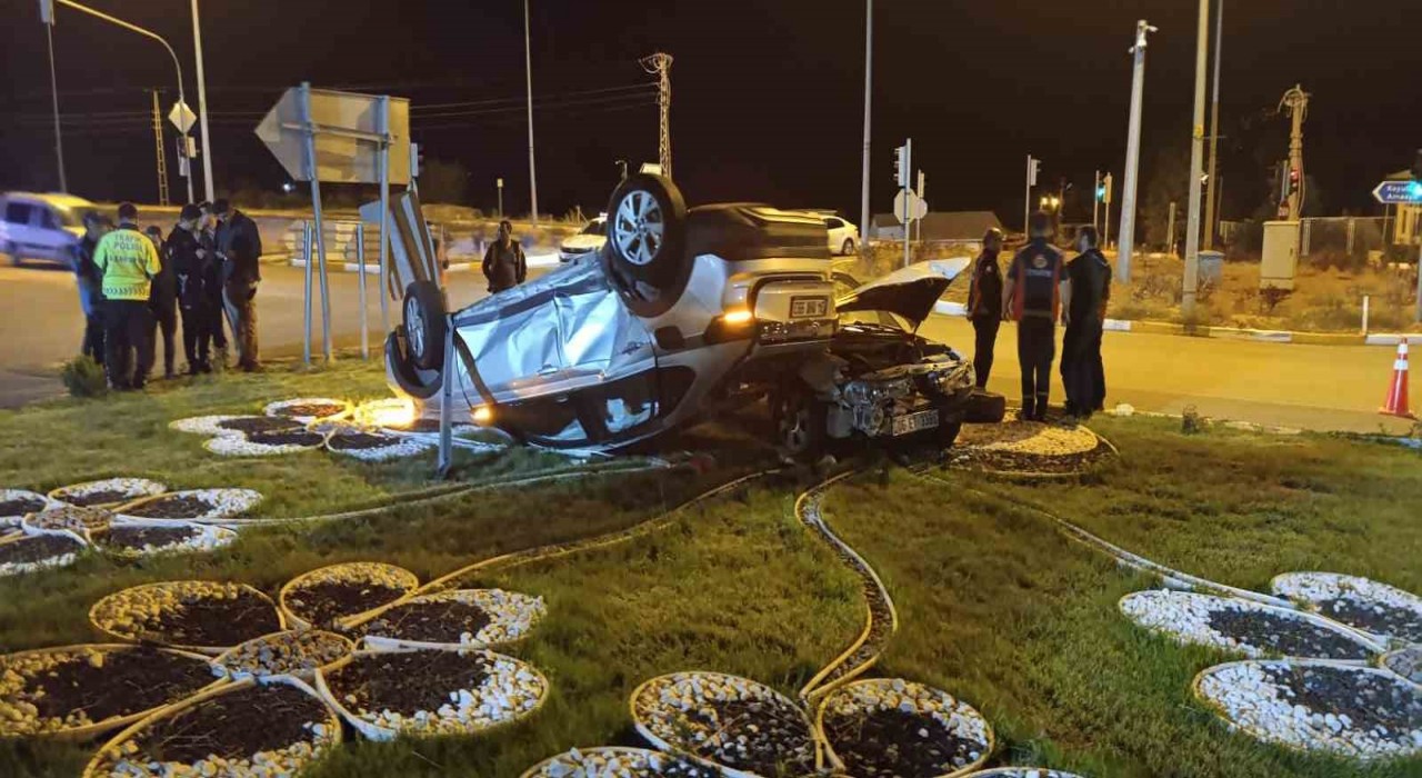 Sivasta iki otomobil çarpıştı, sürücüleri yaralandı