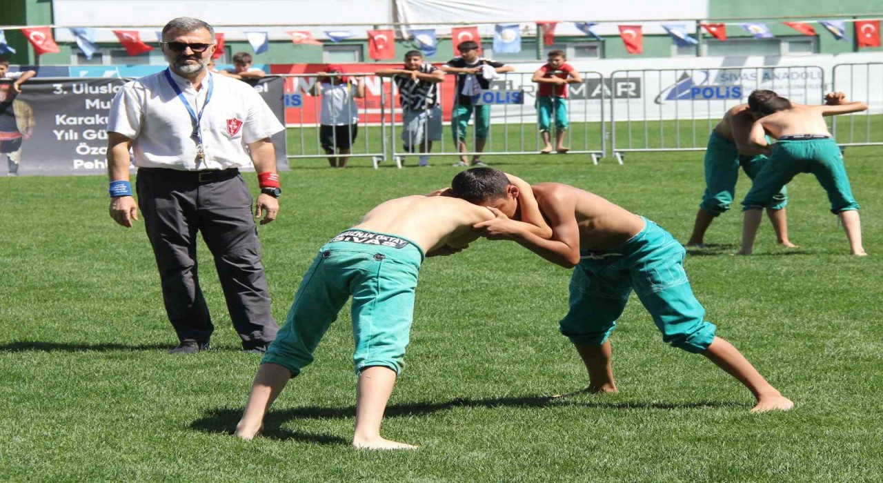 Sivasta Muhsin Yazıcıoğlu Karakucak Güreşleri coşkusu