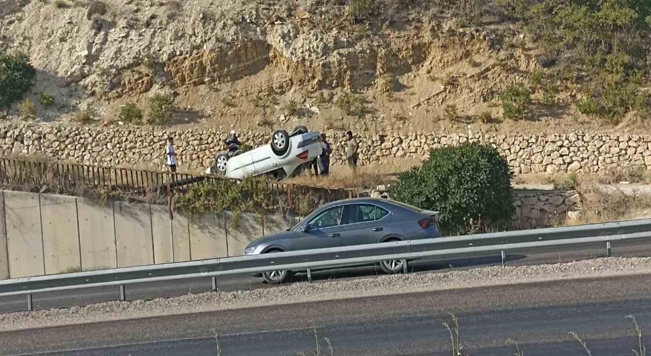 Sivasta takla atan otomobilin sürücüsü yaralandı