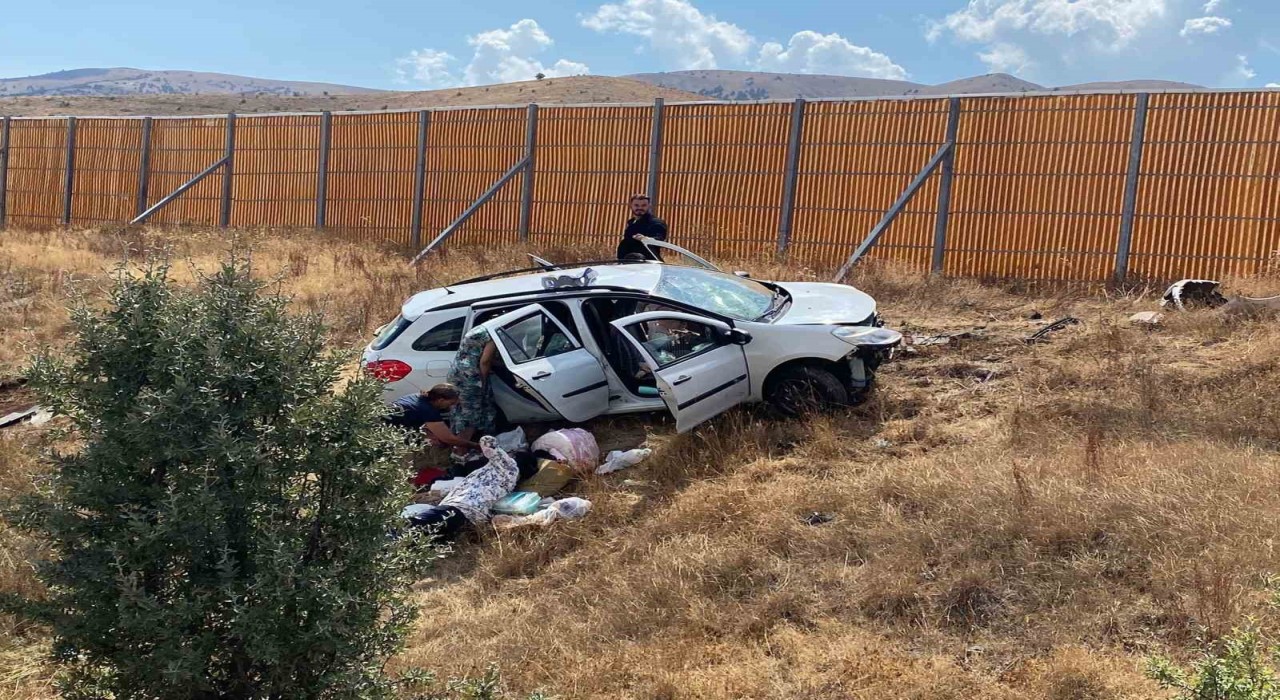 Sivasta yoldan çıkan araçtaki 1i bebek 4 kişi yaralandı