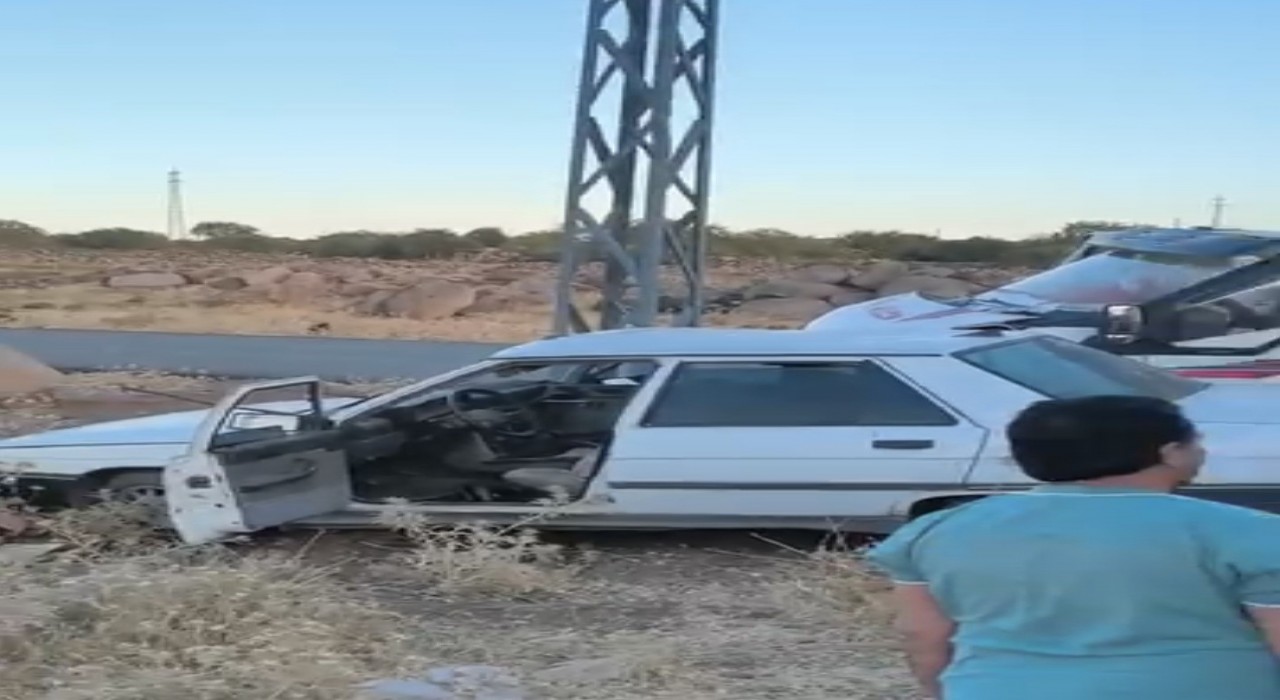 Siverekte otomobil ile kamyonet çarpıştı: 2 yaralı