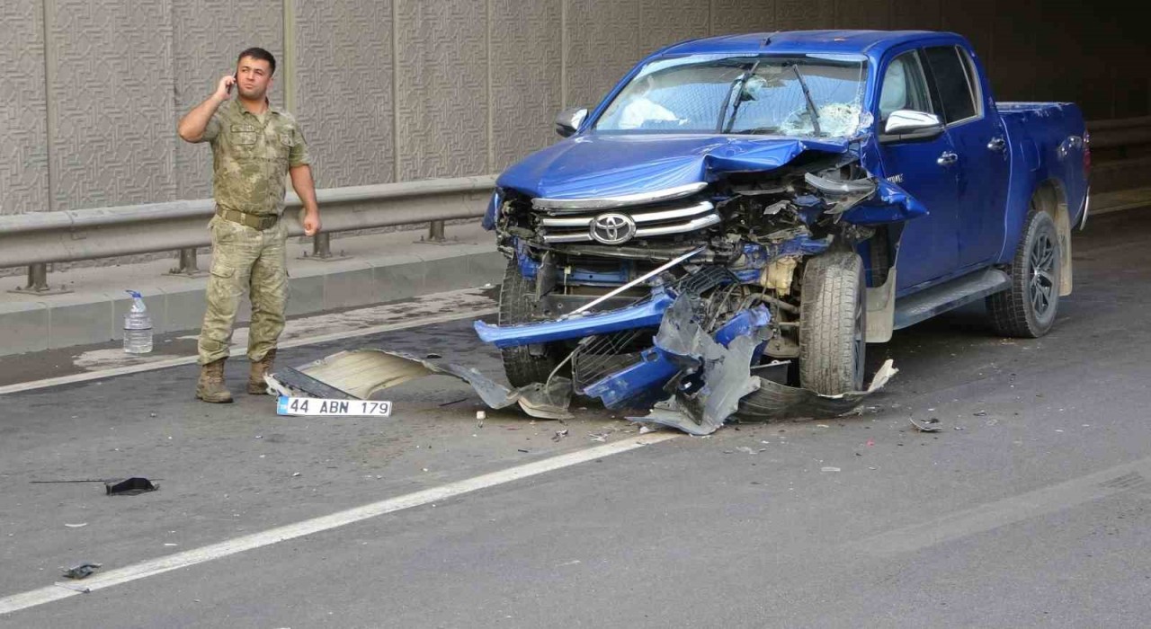 Sivil ekip aracı ile jandarma aracı çarpıştı, trafik kilitlendi