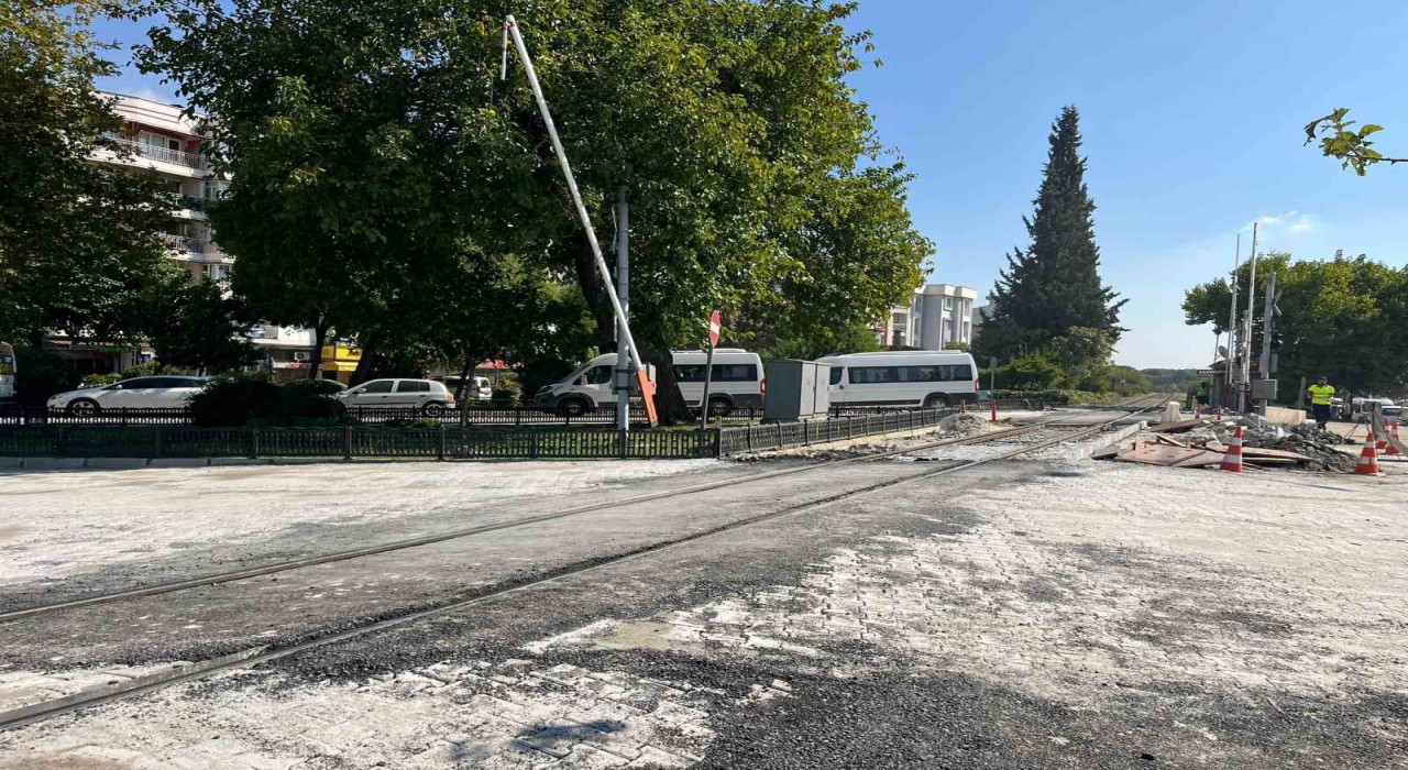 Soğukkuyu hemzemin geçidi araç trafiğine açıldı