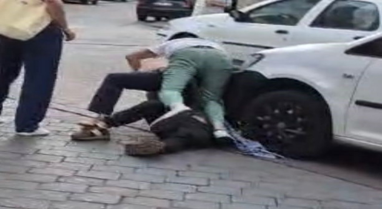 Sokak ortasında yaşanan bıçaklı kavgada dehşet anları