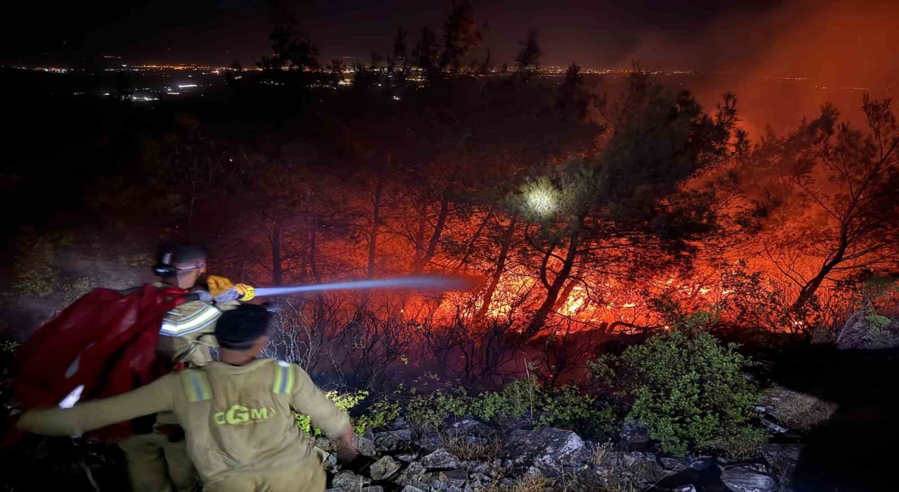 Sökede alevler geceyi aydınlattı