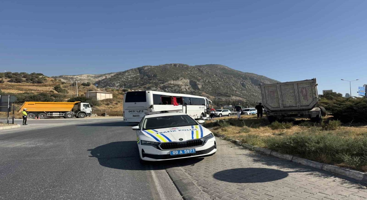 Sökede freni tutmayan tır otobüse çarptı: O anlar araç kamerasına yansıdı