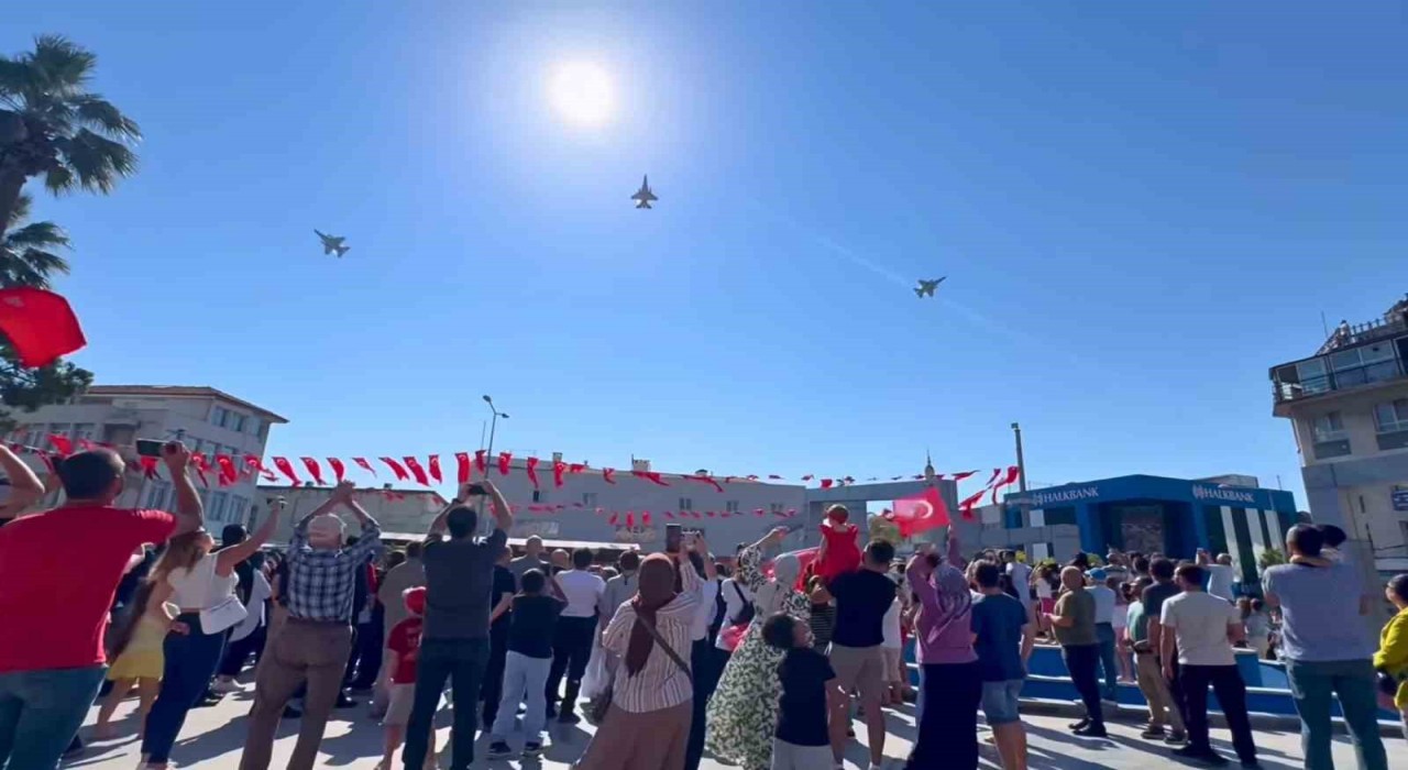 Sökede hava kuvvetleri uçaklarının gösteri uçuşu gurur yaşattı