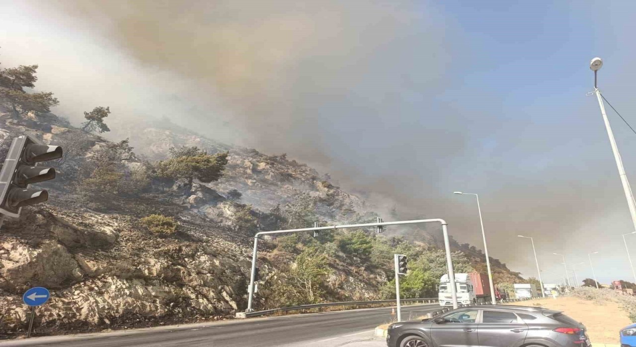 Sökede makilik alan yangını, söndürme çalışmaları sürüyor