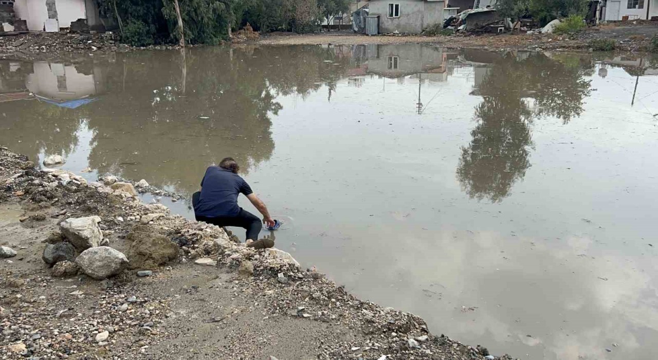 Son 65 yılın en kurak döneminin yaşandığı Hatayda sağanak yağış yolları göle çevirdi