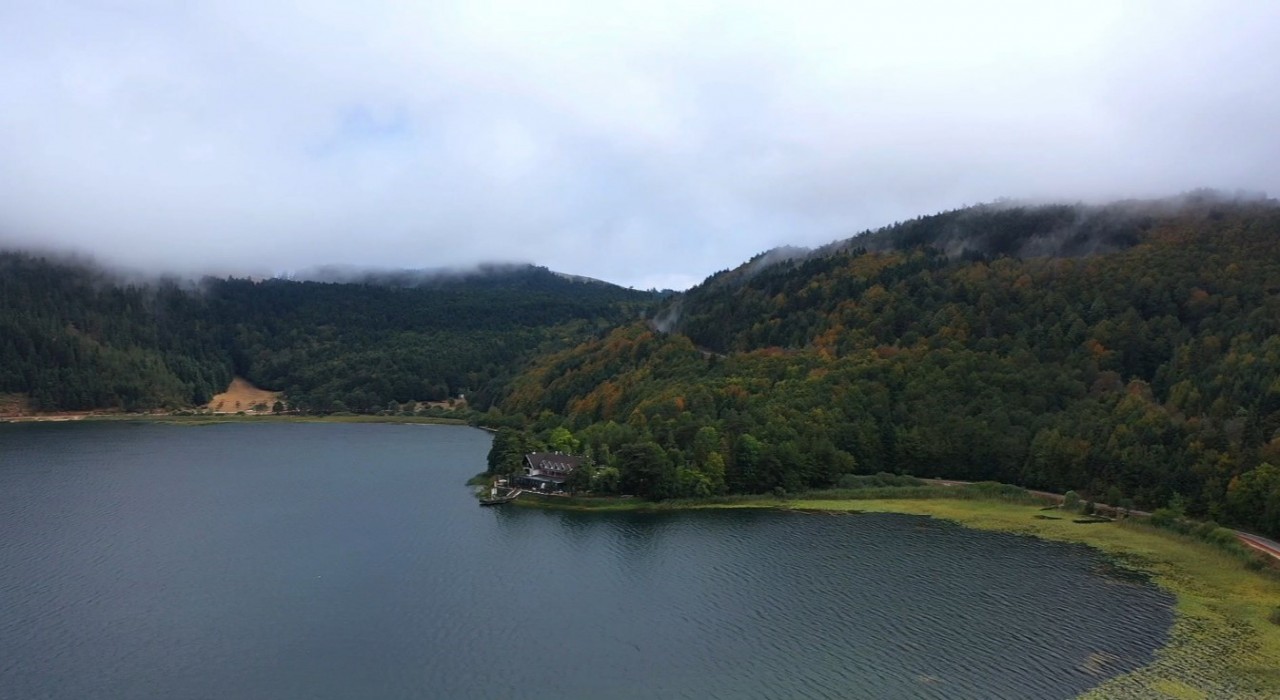Sonbaharda Abant Gölünün eşsiz güzelliği havadan görüntülendi