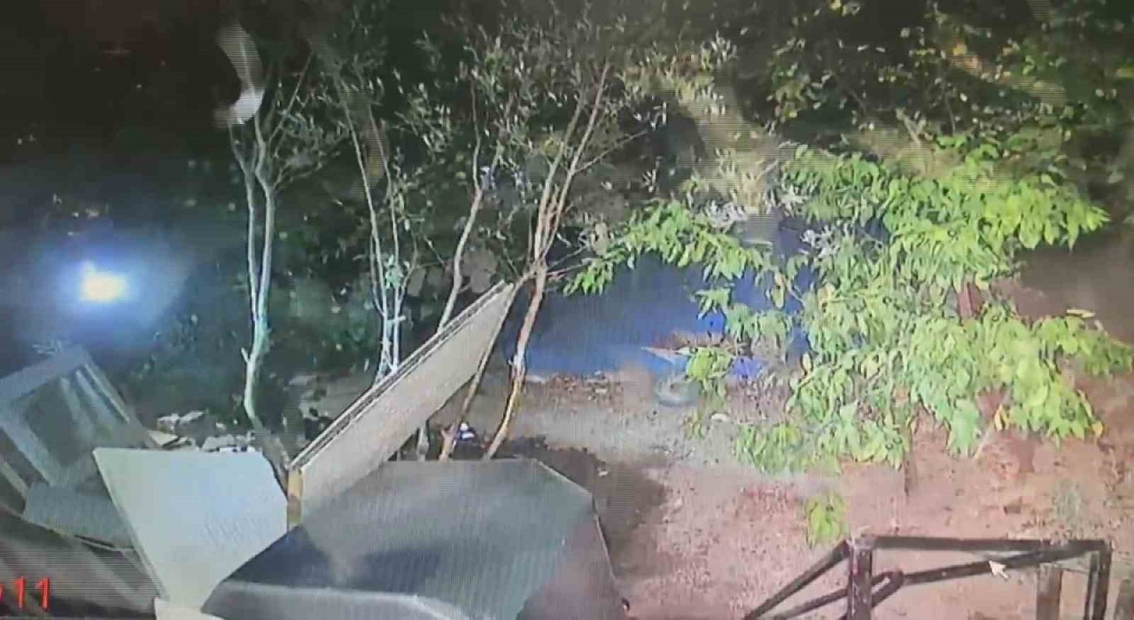 Su deposunu tamir ettiği esnada ölümden saniyelerle kurtulduğu anlar kamerada