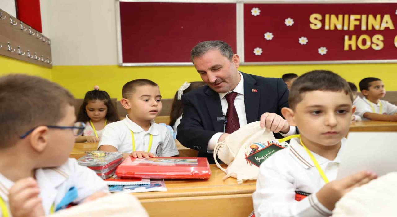 Sultanbeyli Belediyesinden okula yeni başlayan tüm öğrencilere ücretsiz kırtasiye seti