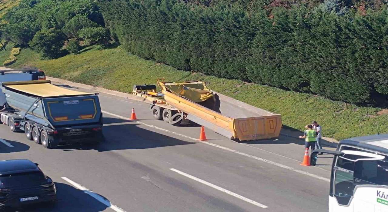 Sultanbeylide hafriyat kamyonu dorsesi üst geçide çarptı