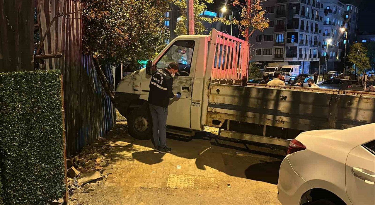 Sultanbeylide seyir halindeki araca silahlı saldırı: 1 ağır yaralı