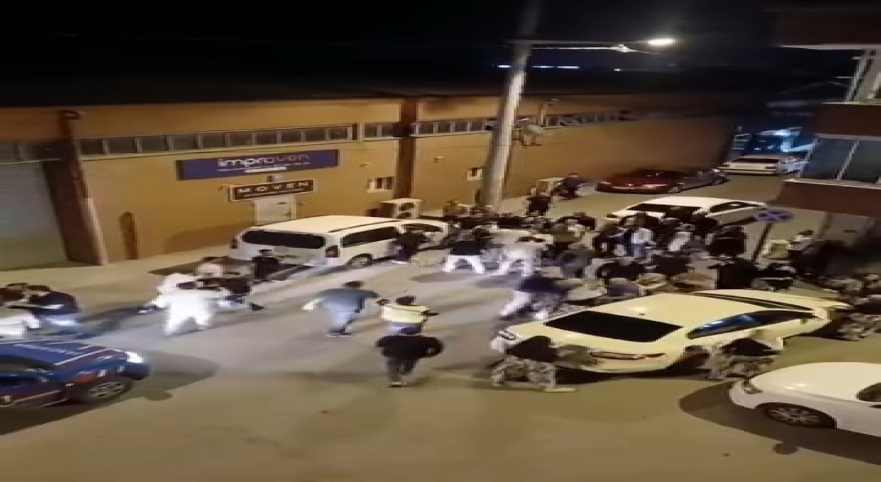 Sünnet düğününde kalabalık grup arasında çıkan kavga kameralara yansıdı