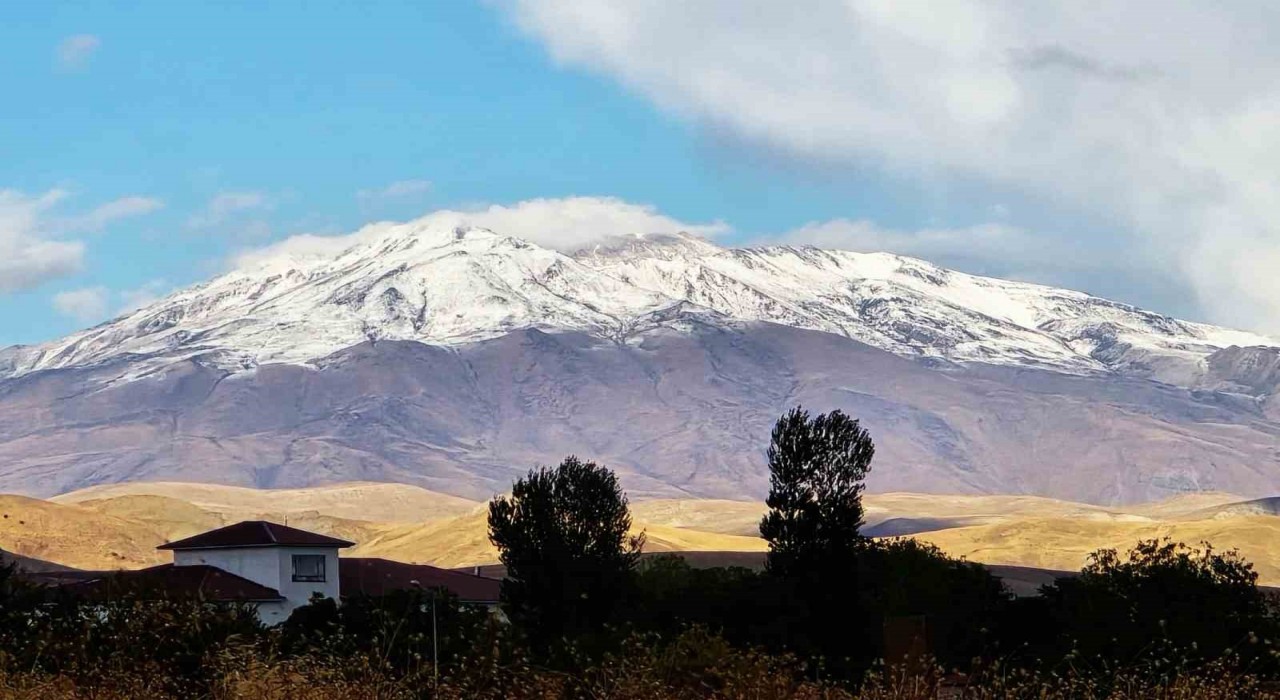Süphan Dağı beyaza büründü