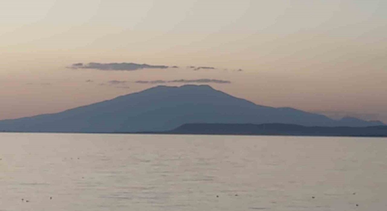 Süphan Dağı zirvesindeki bulut, Van Gölü ile görsel şölen oluşturdu