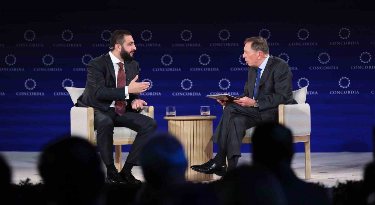 Suriye Devlet Başkanı eş-Şara eski CIA Başkanı Petraeus ile bir araya geldi