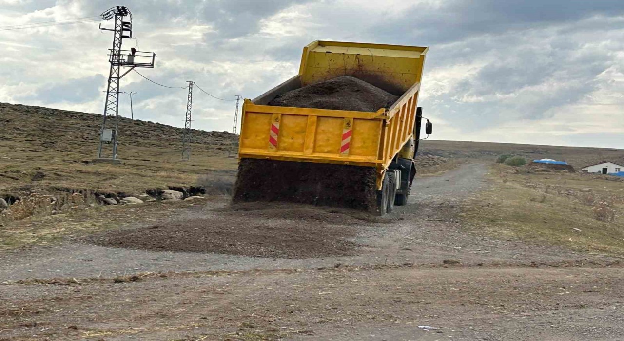 Susuzda köy yollarının yapımı sürüyor
