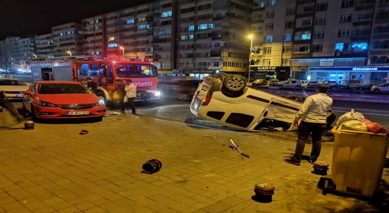 Takla atan hafif ticari araç park halindeki 2 otomobile çarptı: 3 yaralı
