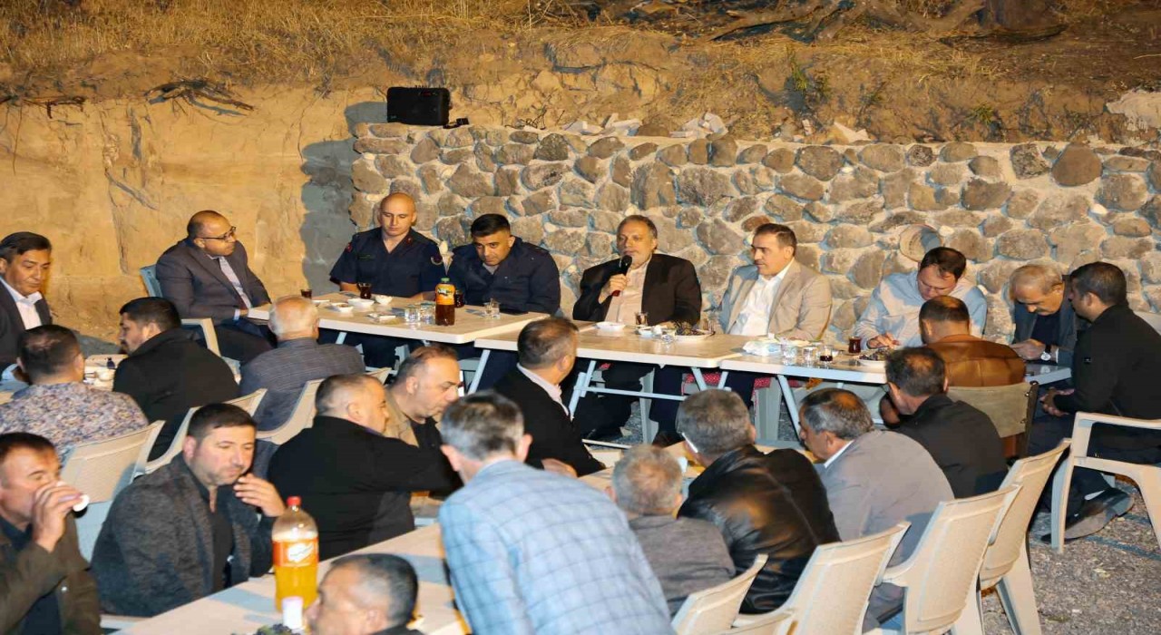 Talasta muhtarlar Mengücekte buluştu