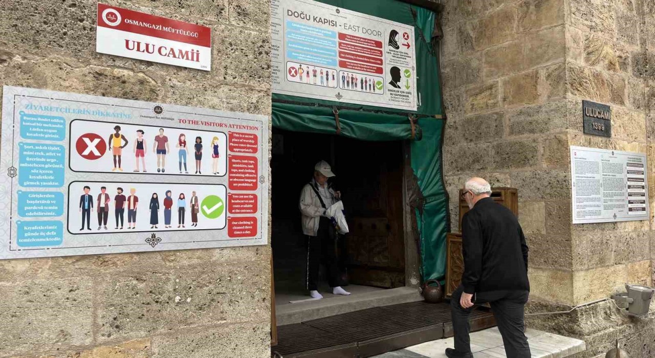 Tarihi cami ziyaretlerine kıyafet mecburiyeti getirildi