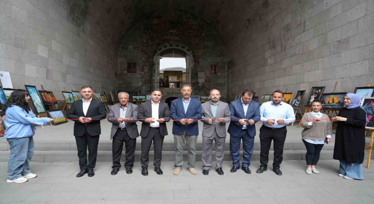 Tarihi Çifte Minareli Medresede resim sergisi