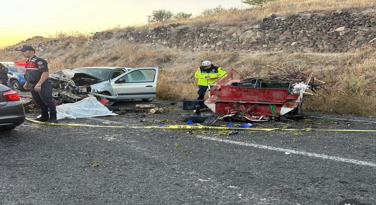 Tarım aracı ile otomobil çarpıştı: 1 ölü, 4 yaralı